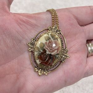 VINTAGE 1977 STAMPED SARAH COVENTRY ROSE-MARIE FLORAL MEDALLION PENDANT NECKLACE